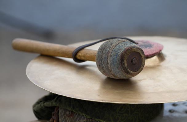 bekken en drumstick - Foto, afbeelding