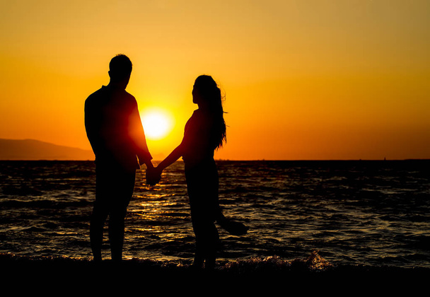 Vista de la pareja joven puesta de sol
 - Foto, imagen