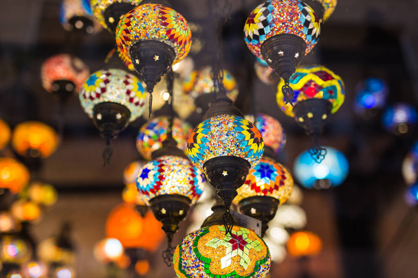 Coloridas lámparas de mosaico turcas oriental luz tradicional
. - Foto, Imagen