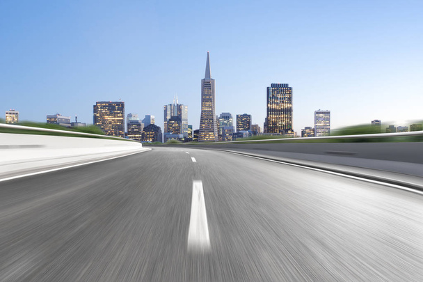lege snelweg door moderne stad - Foto, afbeelding