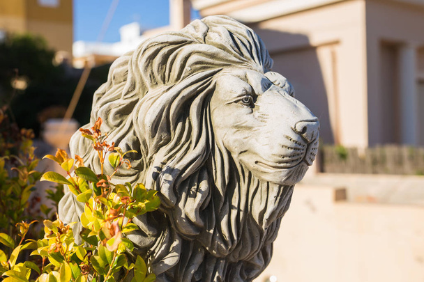 Estatua de león piedra. Escultura de mármol de un león sobre un pedestal
 - Foto, Imagen