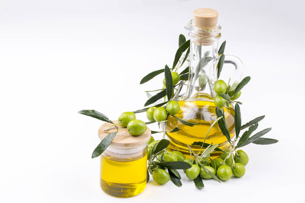Vihreä Oliivi ja oliiviöljy taustalla
 - Valokuva, kuva