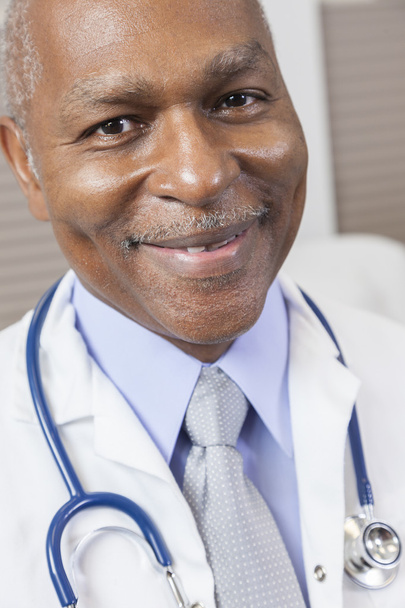 Senior Afro-Amerikaanse mannelijke arts met stethoscoop - Foto, afbeelding