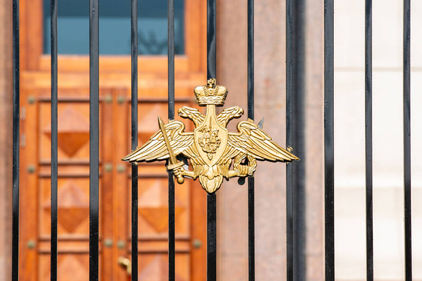 Águila doble rusa imperial con San Jorge en la puerta forjada
 - Foto, Imagen
