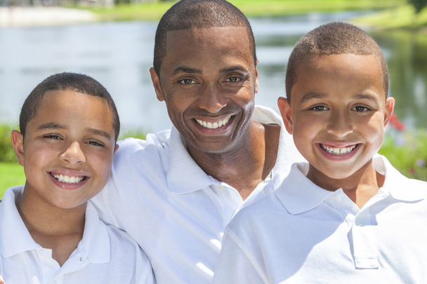 Afrikai-amerikai apa & fiai férfi és fiú - Fotó, kép