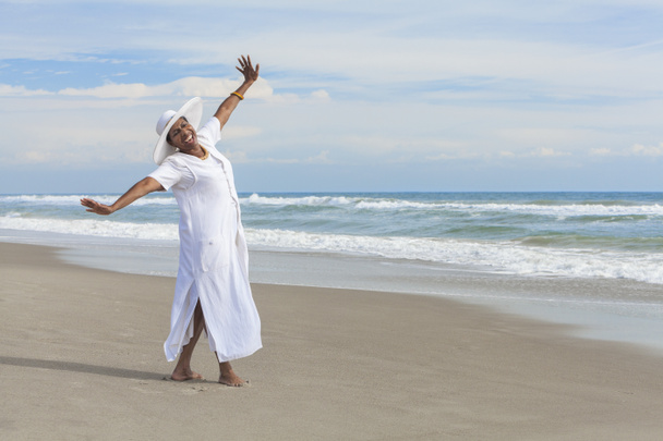Heureuse femme afro-américaine dansant sur la plage
 - Photo, image