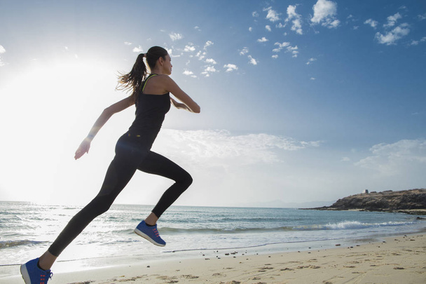 Fiatal nő fut a reggel a strand sport. - Fotó, kép