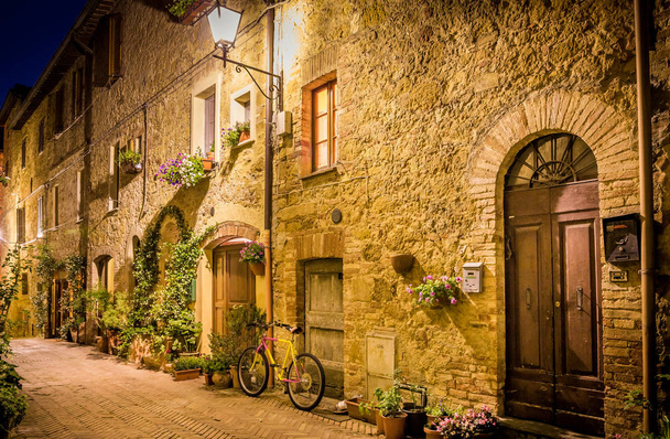 Hermosa calle de Pienza toscana por la noche
 - Foto, imagen