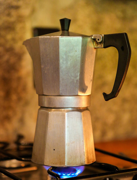 Um único pote de Moka preparando café em um fogão
 - Foto, Imagem