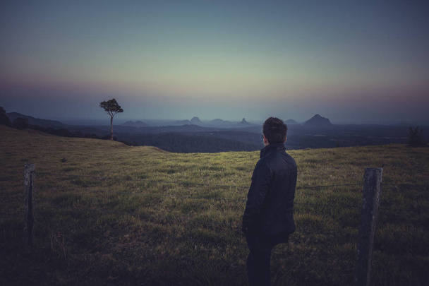 Widok z boku człowieka zwiedzania piękny widok na dolinę dzikich zdalnego ze skał w dymek, Polska - Zdjęcie, obraz