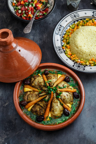 Tajine de pollo con cuscús y ensalada, cocina marroquí
 - Foto, imagen
