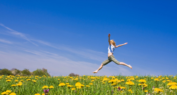 Nuori nainen hauskaa niityllä
 - Valokuva, kuva