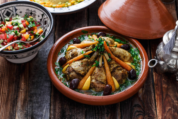 Tajine de pollo con cuscús, comida marroquí, vista cercana
. - Foto, imagen