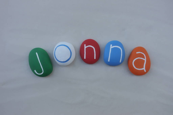Jonna, Skandynawska nazwa kobiet składa się z kolorowych kamieni nad białym piaskiem - Zdjęcie, obraz
