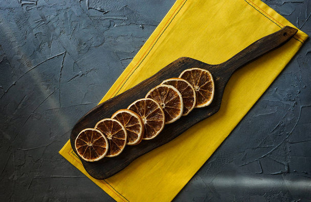 Conceito de comida de Natal com laranjas drienf no quadro negro com espaço de cópia
 - Foto, Imagem