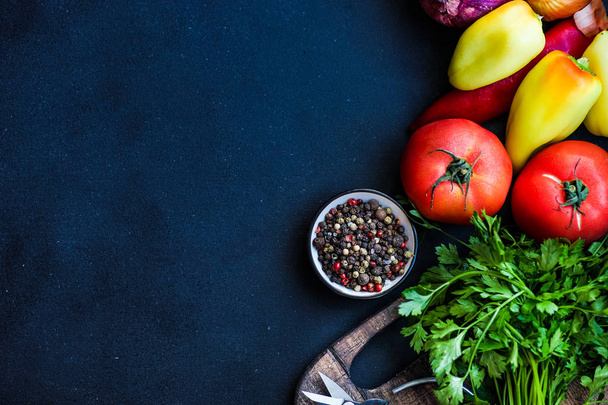 Frame met biologische verse groenten zoals aubergines, tomaat, kruiden etc op rustieke achtergrond met kopie ruimte - Foto, afbeelding