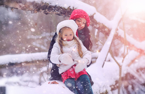 Egy téli mese, egy fiatal anya és lánya ride a szán - Fotó, kép