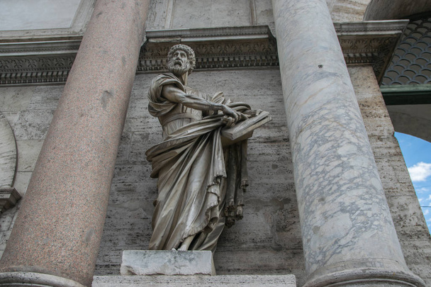 Peterstatue von francesco mochi auf porta del popolo, rom, italien - Foto, Bild