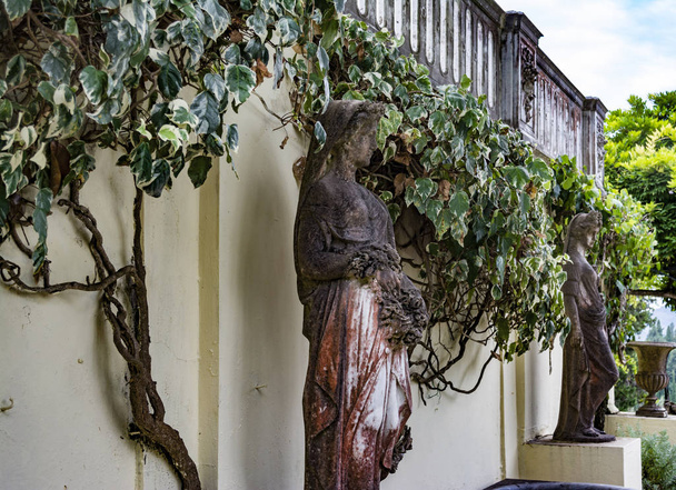 Palazzo Achilleion, Corfù, Grecia - 24 agosto 2018: Statue nel cortile del palazzo Achilleion dell'imperatrice d'Austria Elisabetta di Baviera. - Foto, immagini