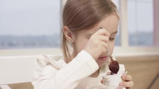 Little Girl Eats A Delicious Chocolate Mousse During A Family Dinner - Séquence, vidéo