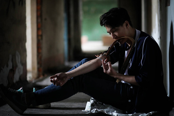 Asiático adolescente usa drogas
 - Foto, Imagem