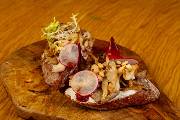 Bruschetta with mushrooms and reddish - Photo, image