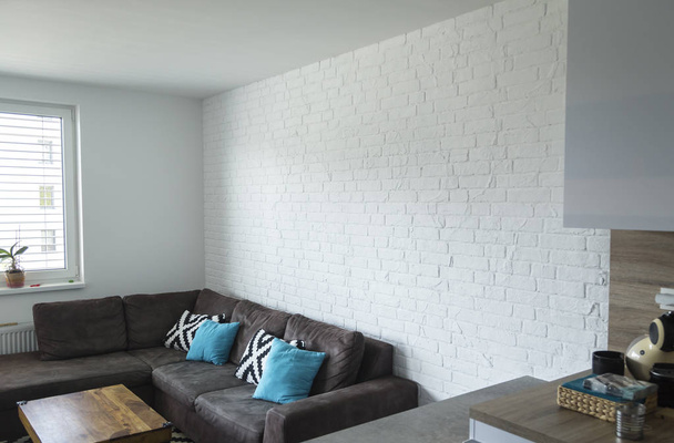 rustikale weiße Ziegelwand in der Wohnung, - Foto, Bild