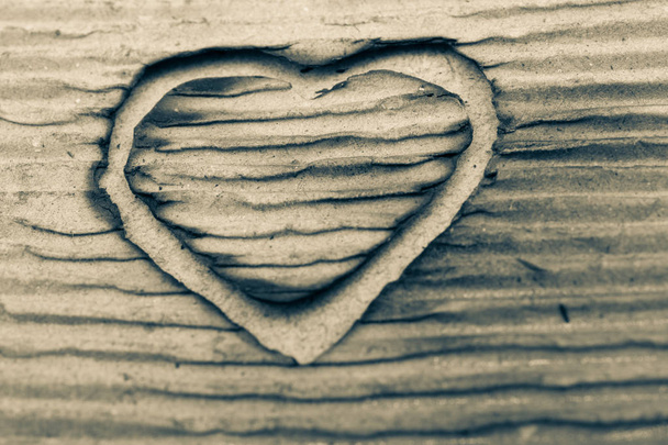 Kalp şeklinde bir kahverengi karton dışarı yanmış - Fotoğraf, Görsel