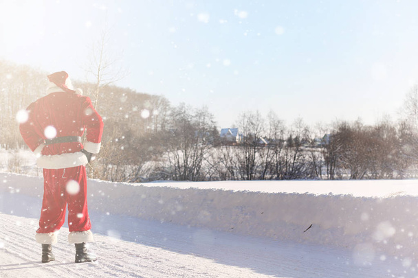 Santa Claus viene con regalos del exterior. Santa en un su rojo
 - Foto, Imagen