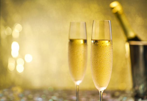 シャンパンで新年の大晦日の祭典。パーティーや休日のお祝いのコンセプト - 写真・画像