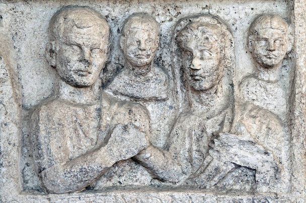 ローマの家族を描いた古代ローマの石棺の浮き彫り、ローマ、イタリアのディオクレティアヌス公共浴場。それは 306 298 から造られました。 - 写真・画像