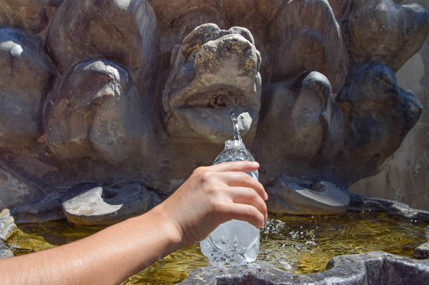 Πλήρωση ένα μπουκάλι με το πόσιμο νερό σε δημόσια κρήνη, Ρώμη, Ιταλία - Φωτογραφία, εικόνα