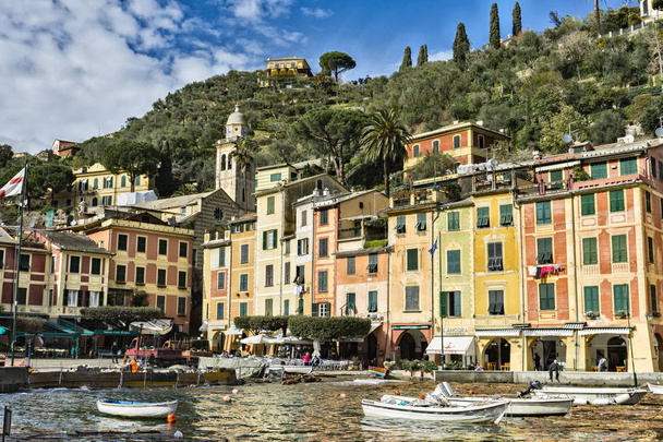 ポルトフィーノ、イタリア ポルトフィーノ、イタリア - 2018 年 3 月 12 日: シーサイド ビュー。ポルトフィーノはイタリアのリビエラの最も人気のあるリゾートの町の一つ - 写真・画像