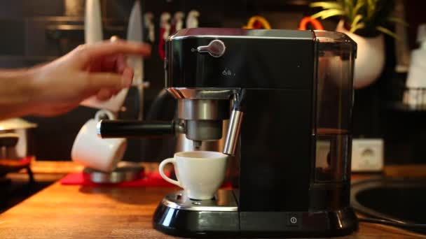 Man is brouwen koffie in een koffie machine close-up - Video