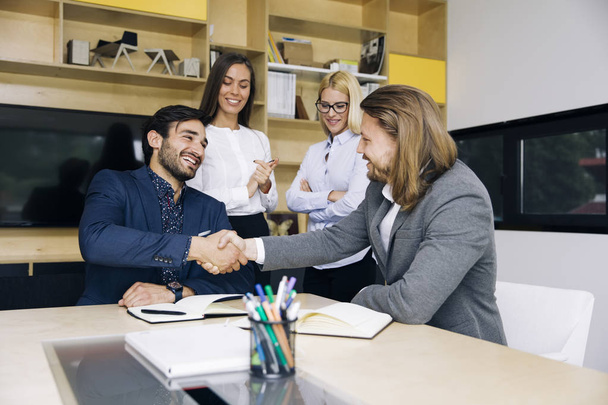 Geschäftsleute beim Händeschütteln nach Einigung im Büro - Foto, Bild