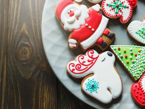 biscuits maison de pain d'épice de Noël, épices sur fond sombre, vue sur le dessus. vacances, célébration et concept de cuisine. nouvelle année et carte postale de Noël
 - Photo, image