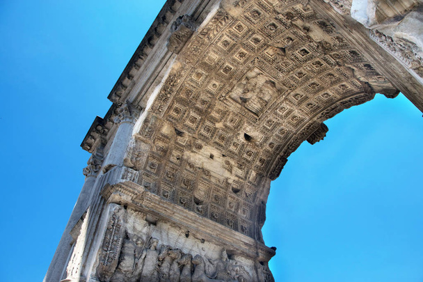  De boog van Titus (Arco di Tito) op Roman Forum in Rome, Italië - Foto, afbeelding