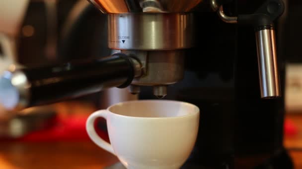 Vložte držák z káva do kávovaru zblízka - Záběry, video