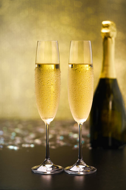 Новогоднее празднование с шампанским. Концепция празднования праздников
 - Фото, изображение