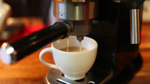 挿入にコーヒー マシン コーヒーからホルダーをクローズ アップ - 映像、動画