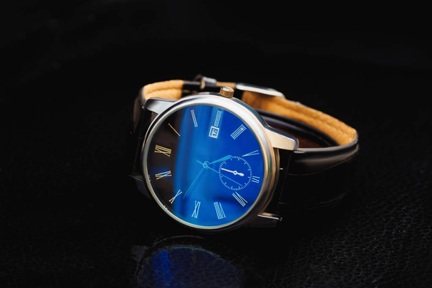 елегантний стильний чоловічий годинник
 - Фото, зображення