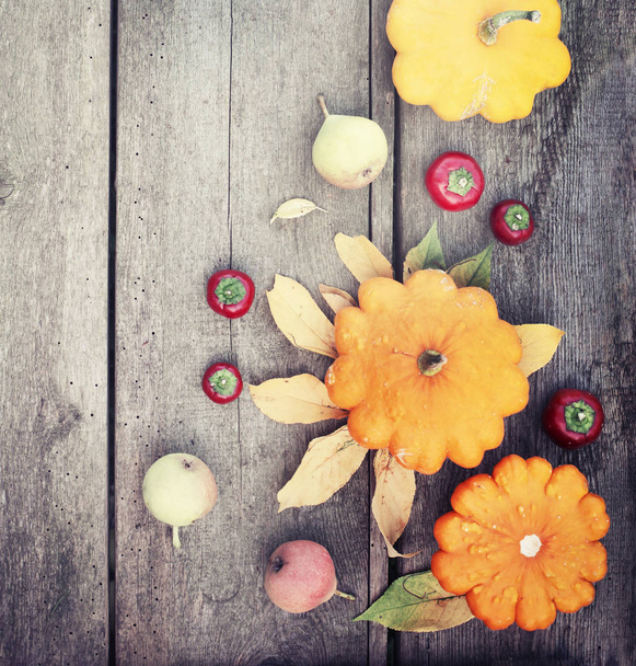 pohled shora z podzimní zeleniny přes dřevěný stůl - Fotografie, Obrázek
