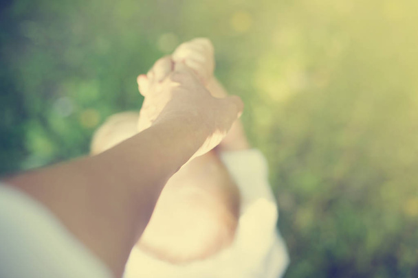 Mère tenant la main de l'enfant en plein air en été
 - Photo, image