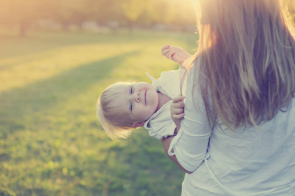 Boldog asszony játszó kisgyermek fia napos Park - Fotó, kép