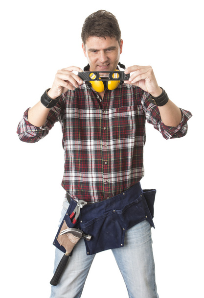 Constructor masculino con herramientas de trabajo de nivel de retención
 - Foto, imagen