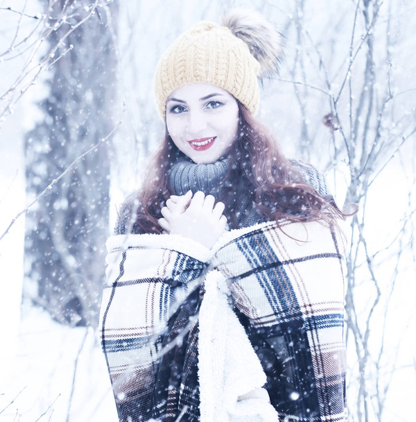 Güzel kızı güzel kış kar - Fotoğraf, Görsel
