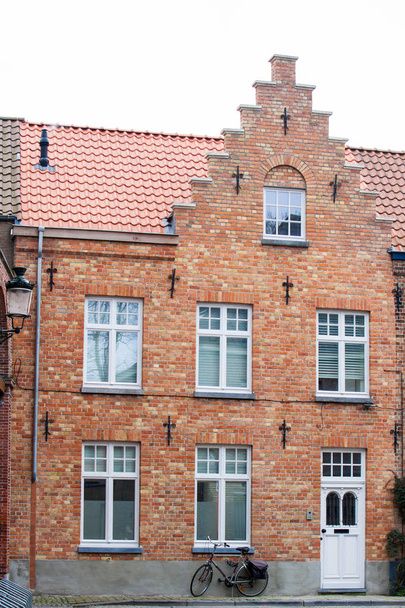 Vélo et maisons traditionnelles dans la ville historique de Bruges
 - Photo, image