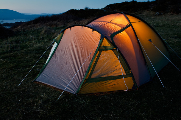 tenda iluminada à noite
 - Foto, Imagem