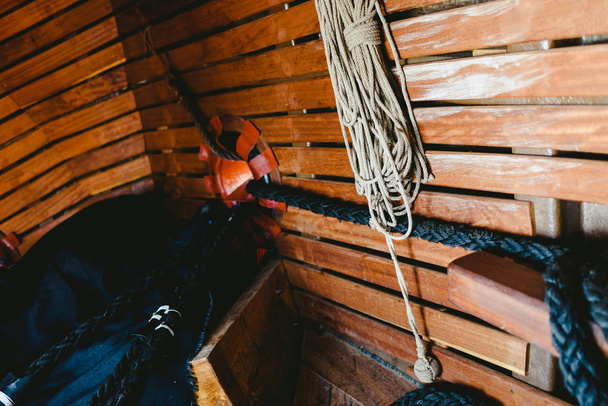 Svázaný lodní lana držet plachty. - Fotografie, Obrázek