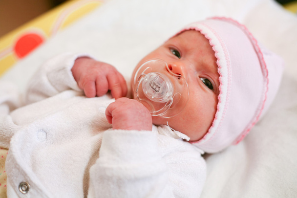 Adorable bebé con chupete
 - Foto, imagen